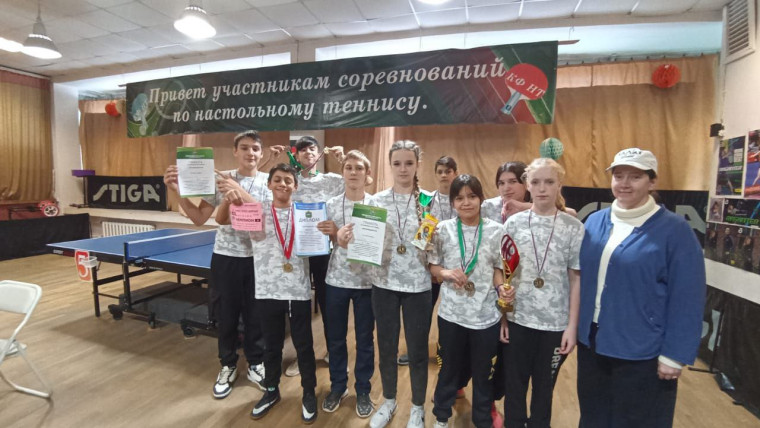Соревнования по настольному теннису и русским шашкам.